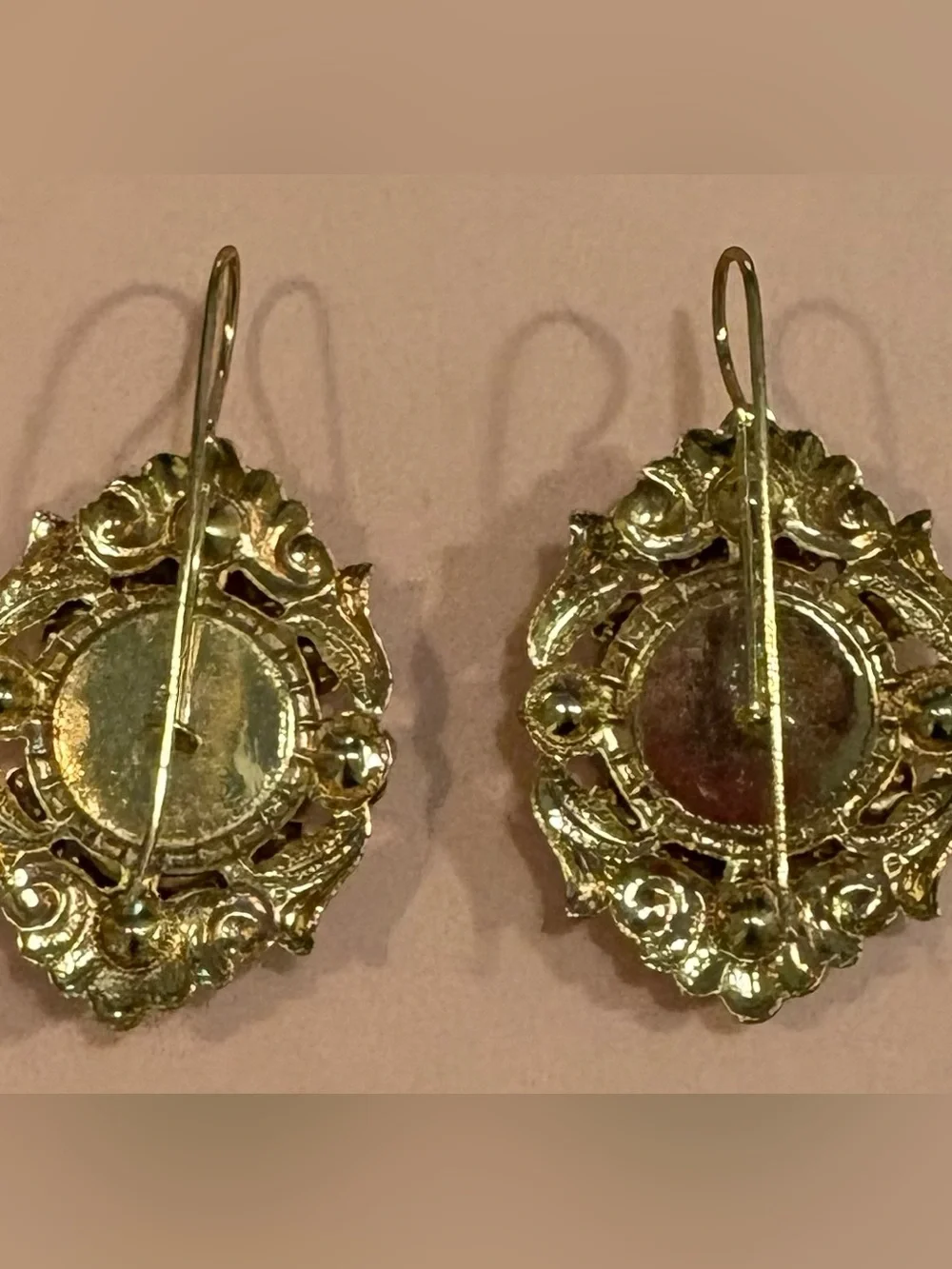 Vintage-Style Cameo Pendant Necklace and earrings in Gold and Cream